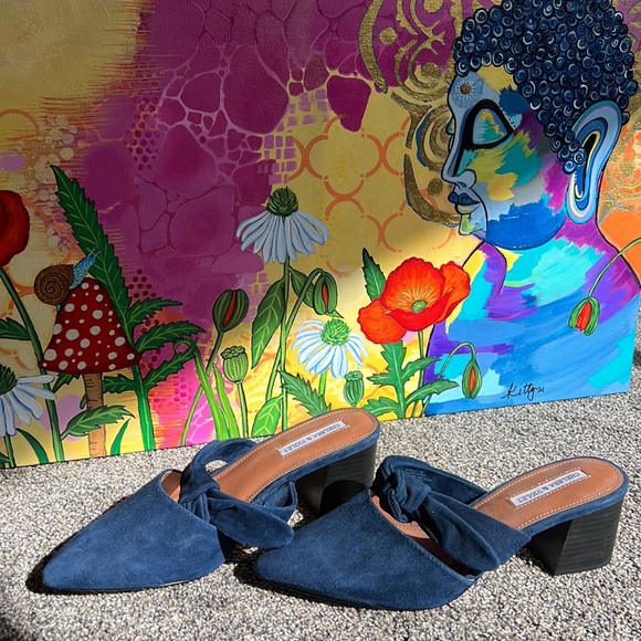 Chelsea & Violet Navy Blue Heels - Picture 3 of 6